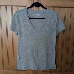 Universal Thread Women's V-neck shirt